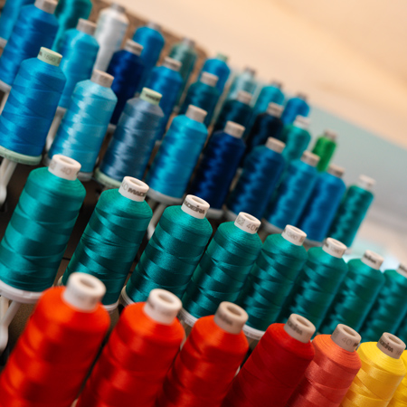 Garnrollen in vielen Farben in unserer Stickerei