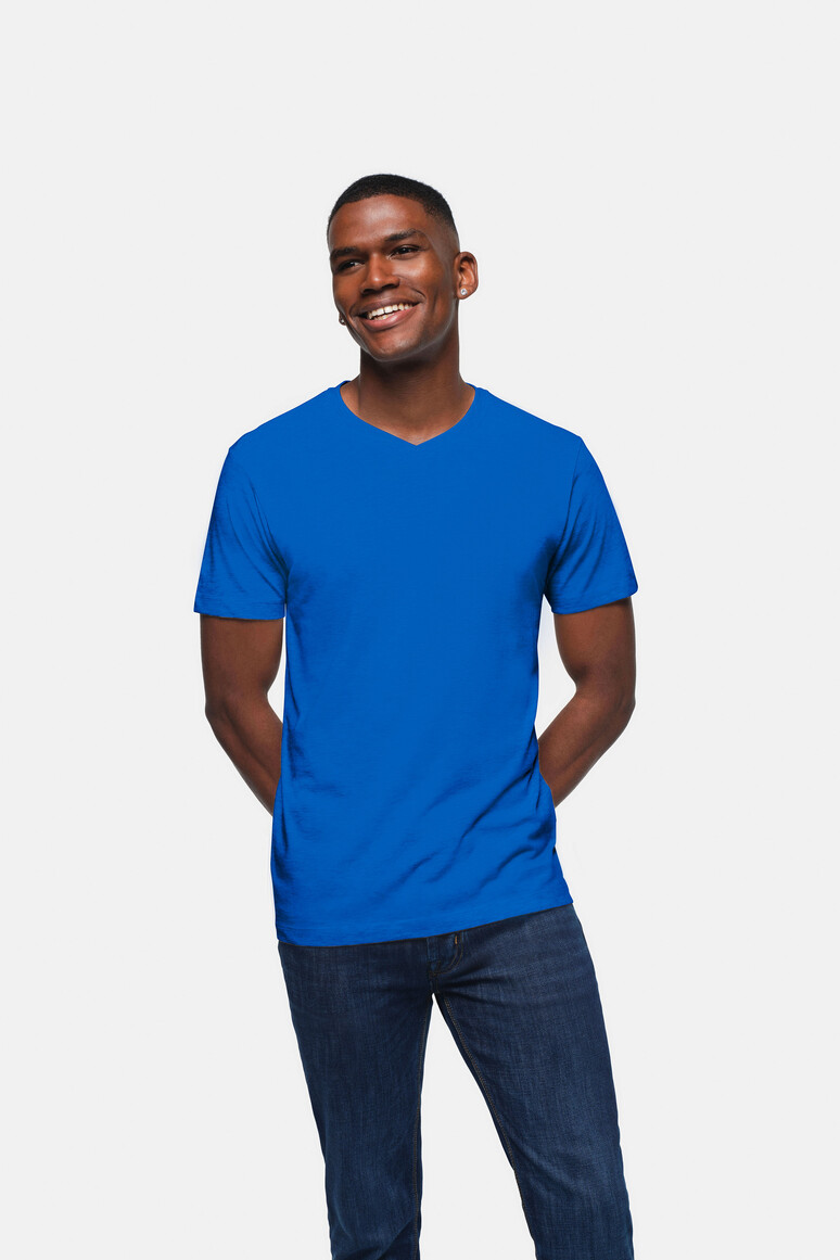 HAKRO 226 V-Shirt Classic in Royalblau – Modellansicht