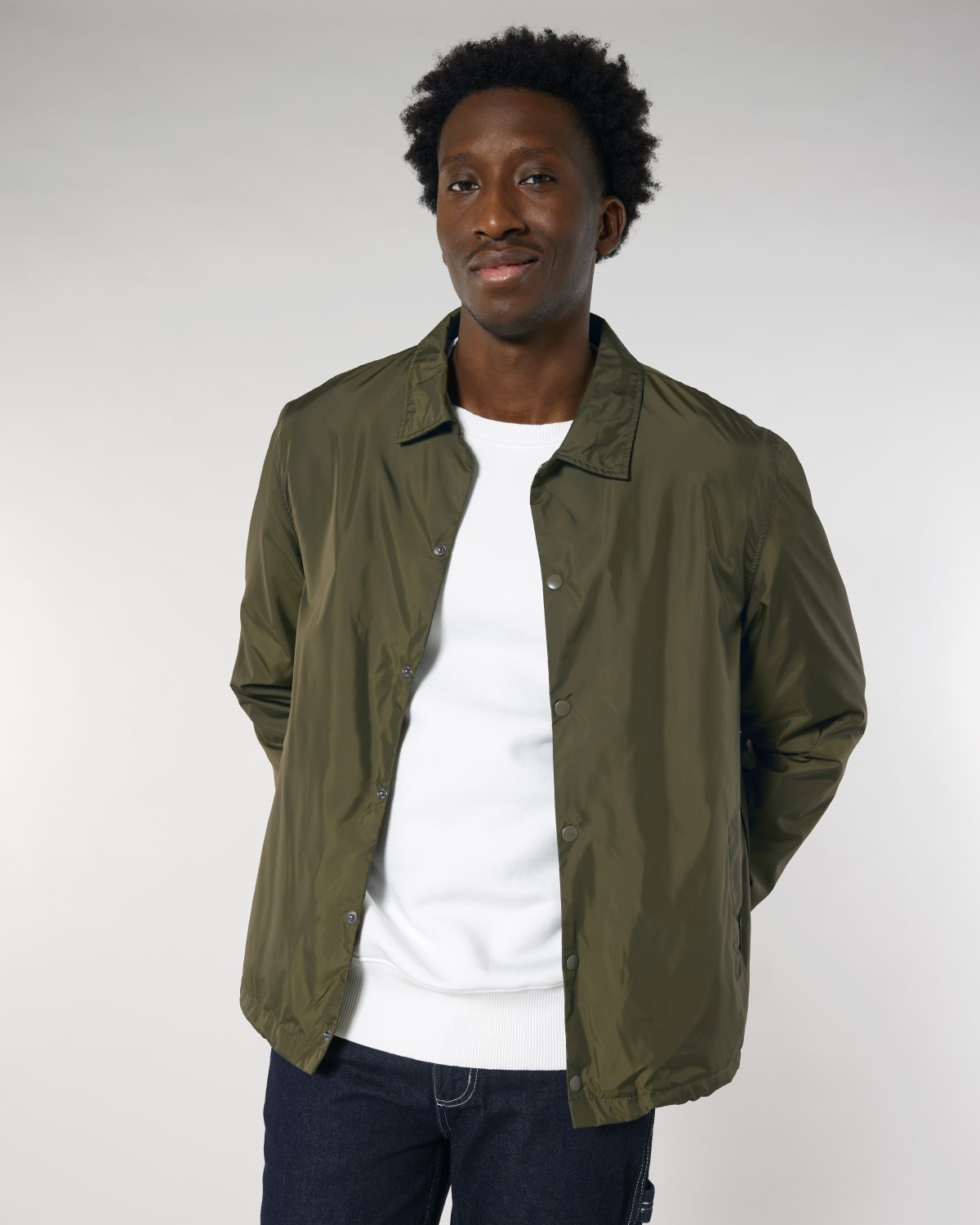 Stanley Stella Coacher in British Khaki – Modellansicht