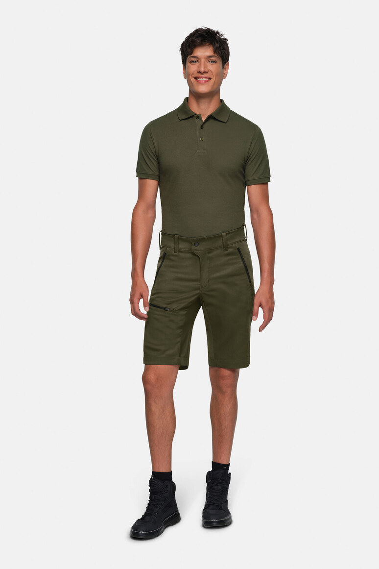 HAKRO 713 Performanceshorts ECO in Olive – Modellansicht