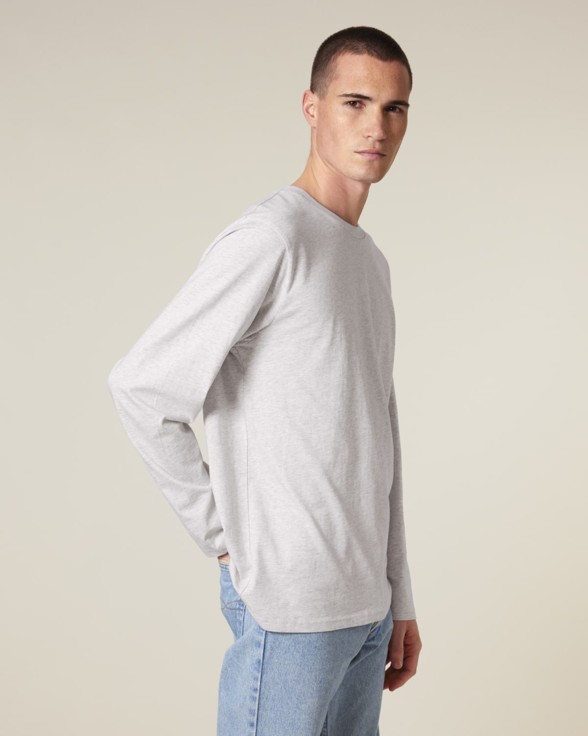 Stanley Stella Creator 2.0 Long Sleeve in Cool Heather Grey – Modellansicht