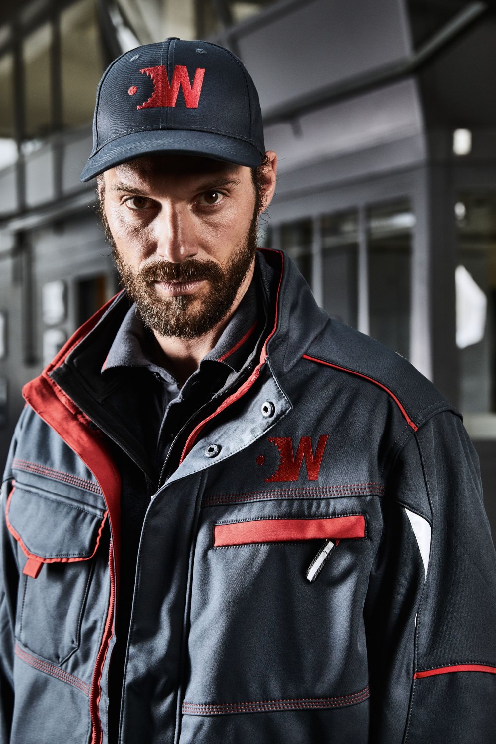 Daiber Workwear Softshell Padded Jacket - COLOR - in Royal/White – Modellansicht