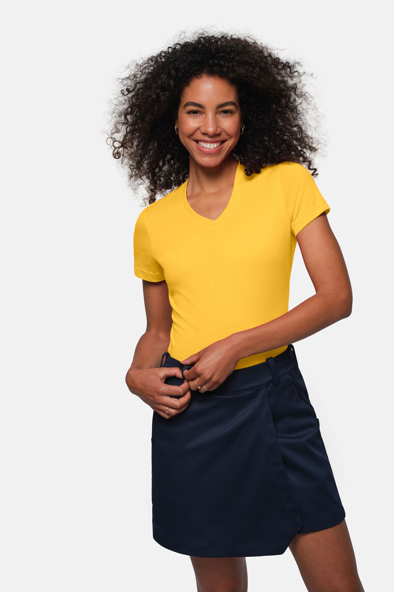 HAKRO 181 Damen V-Shirt MIKRALINAR® in Sonne – Modellansicht