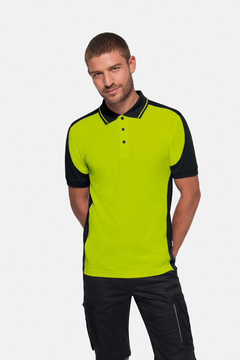 HAKRO 539 Poloshirt Contrast MIKRALINAR® ECO in Kiwi/Schwarz – Modellansicht