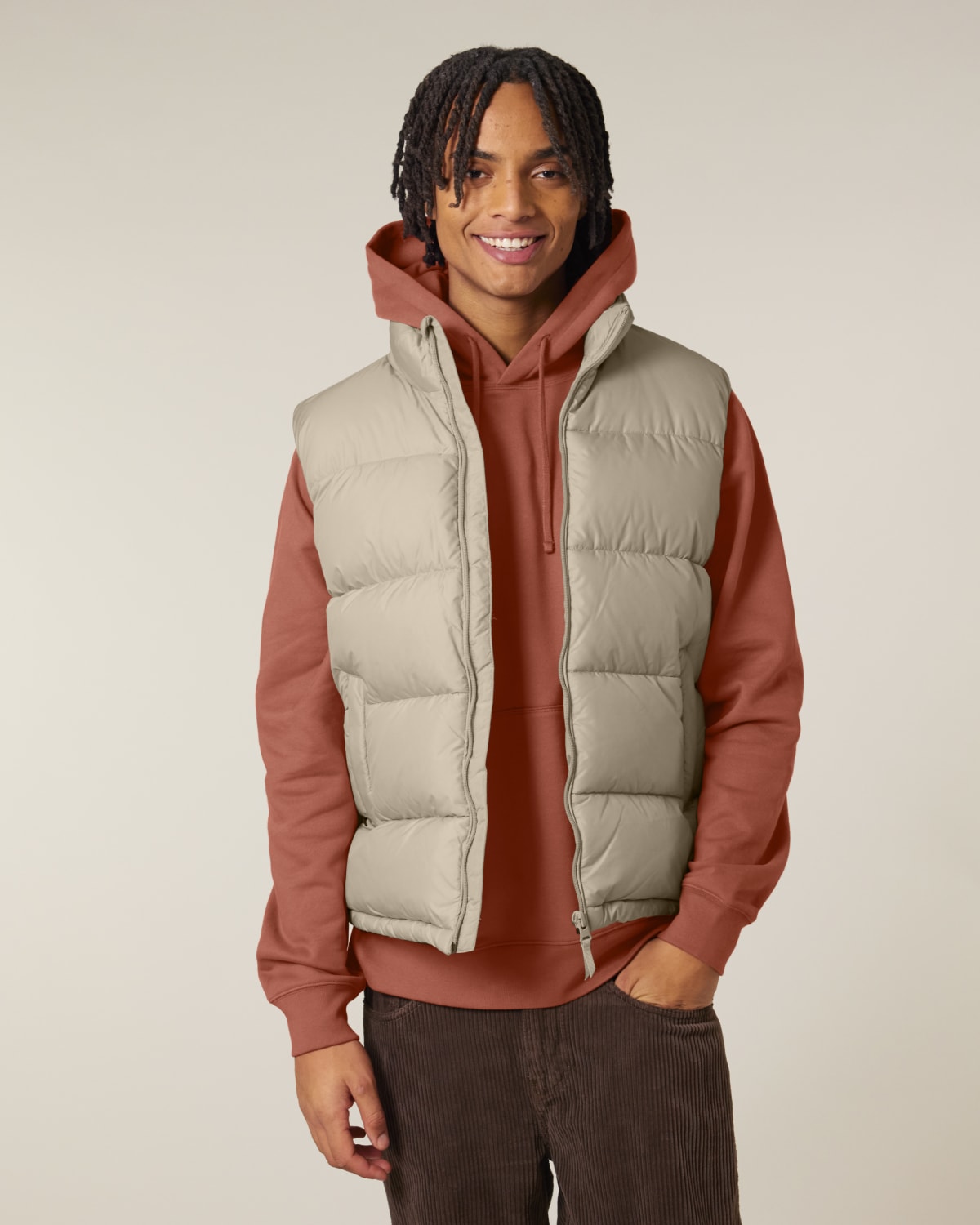 Stanley Stella Puffer Gilet in Desert Dust – Modellansicht