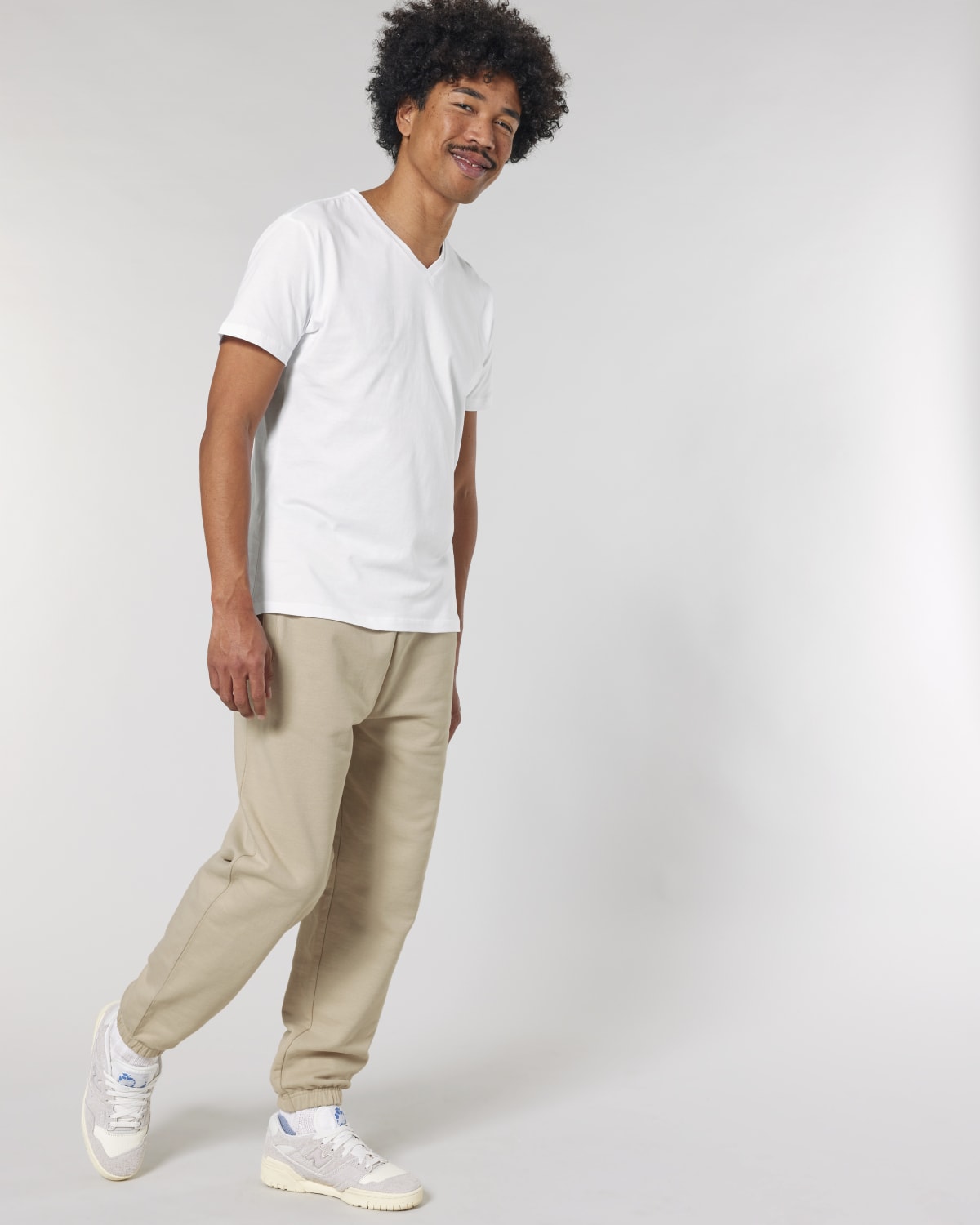 Stanley Stella Jammer Dry in Desert Dust – Modellansicht