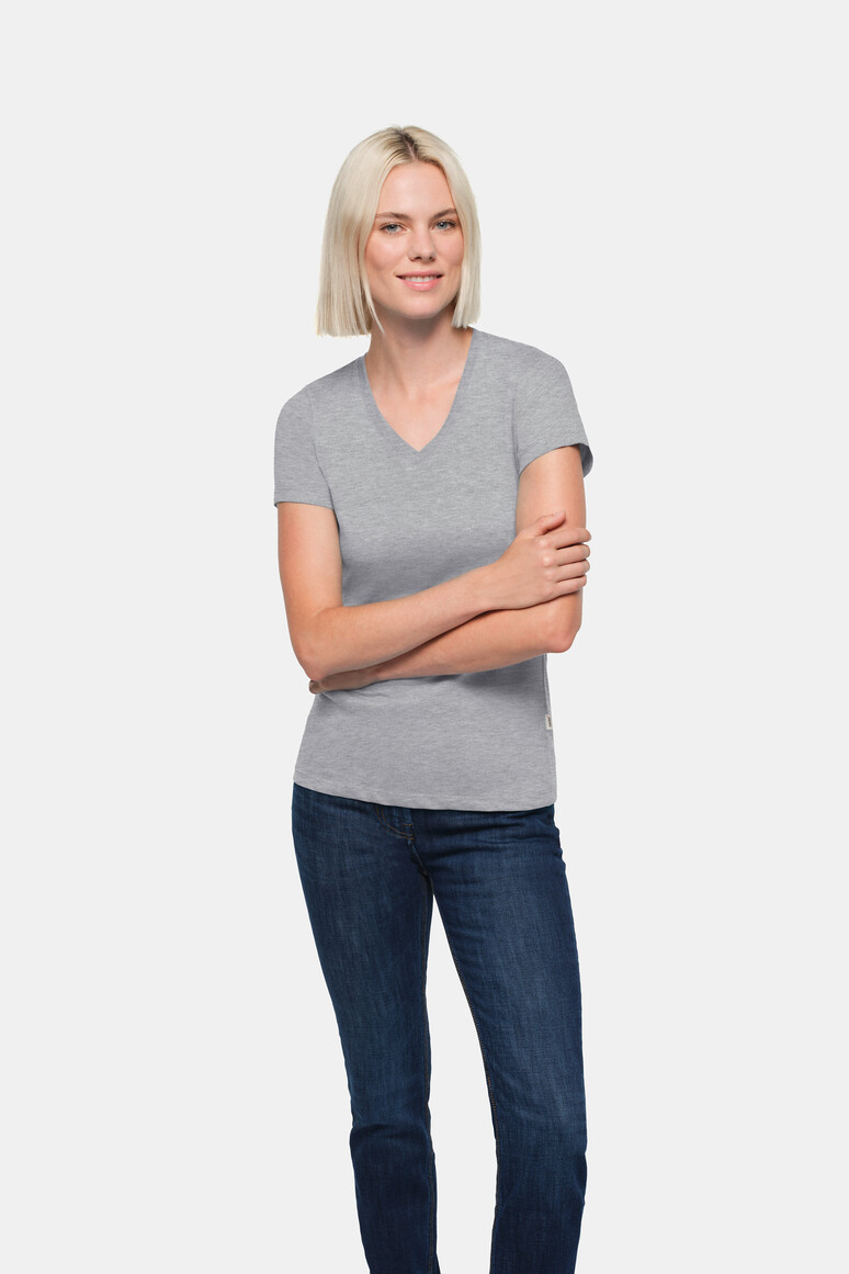 HAKRO 126 Damen V-Shirt Classic in Grau Meliert – Modellansicht