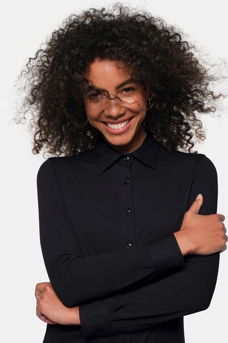 HAKRO 136 COTTON TEC® Bluse in Schwarz – Modellansicht