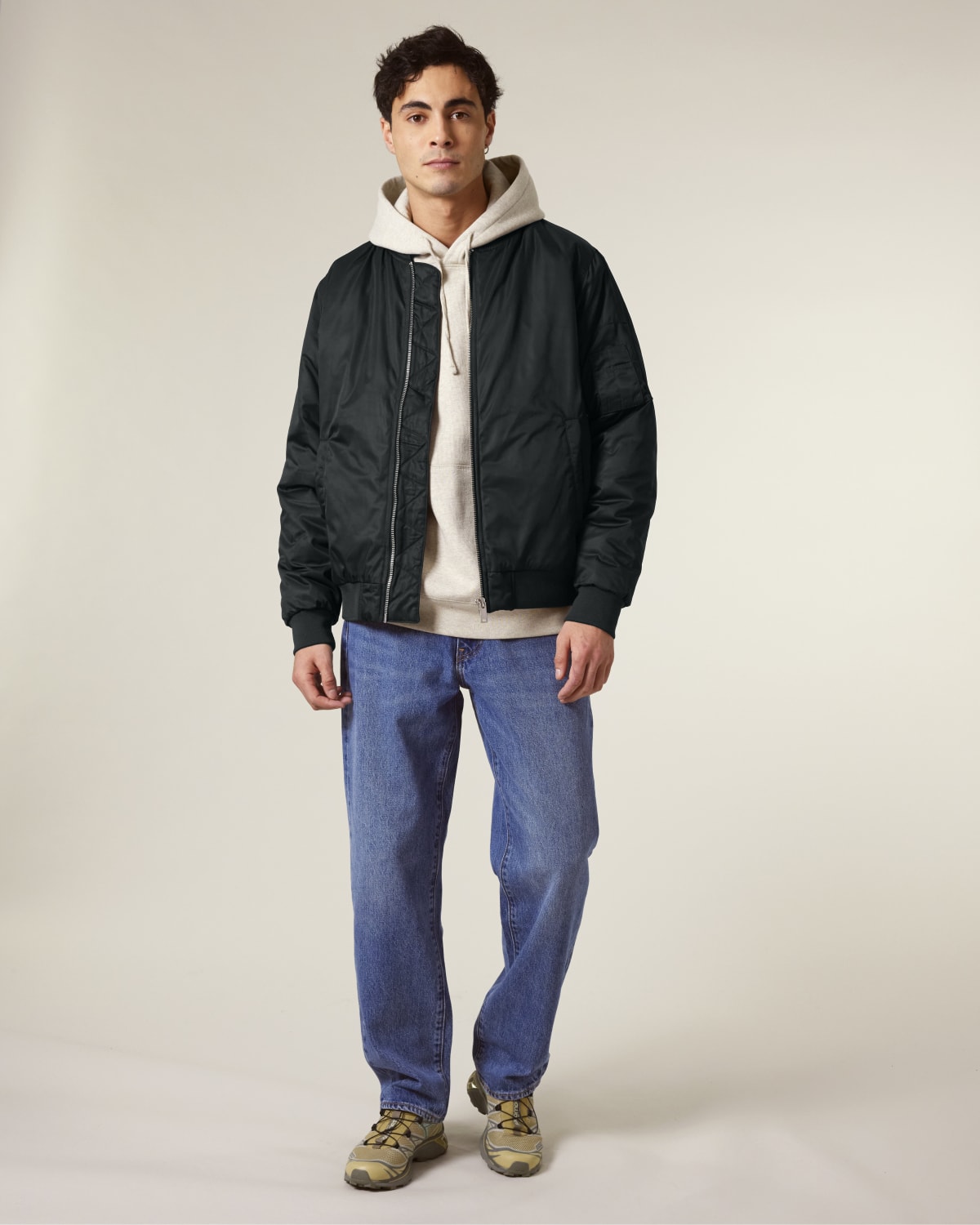 Stanley Stella Bomber 2.0 in Black – Modellansicht