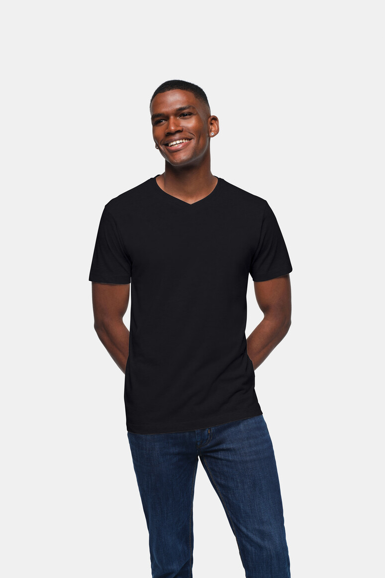 HAKRO 226 V-Shirt Classic in Schwarz – Modellansicht