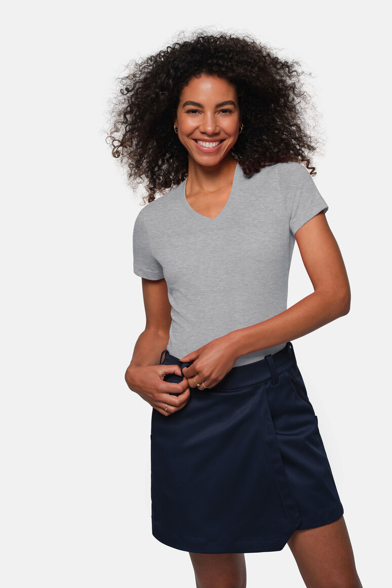 HAKRO 181 Damen V-Shirt MIKRALINAR® in Grau Meliert – Modellansicht