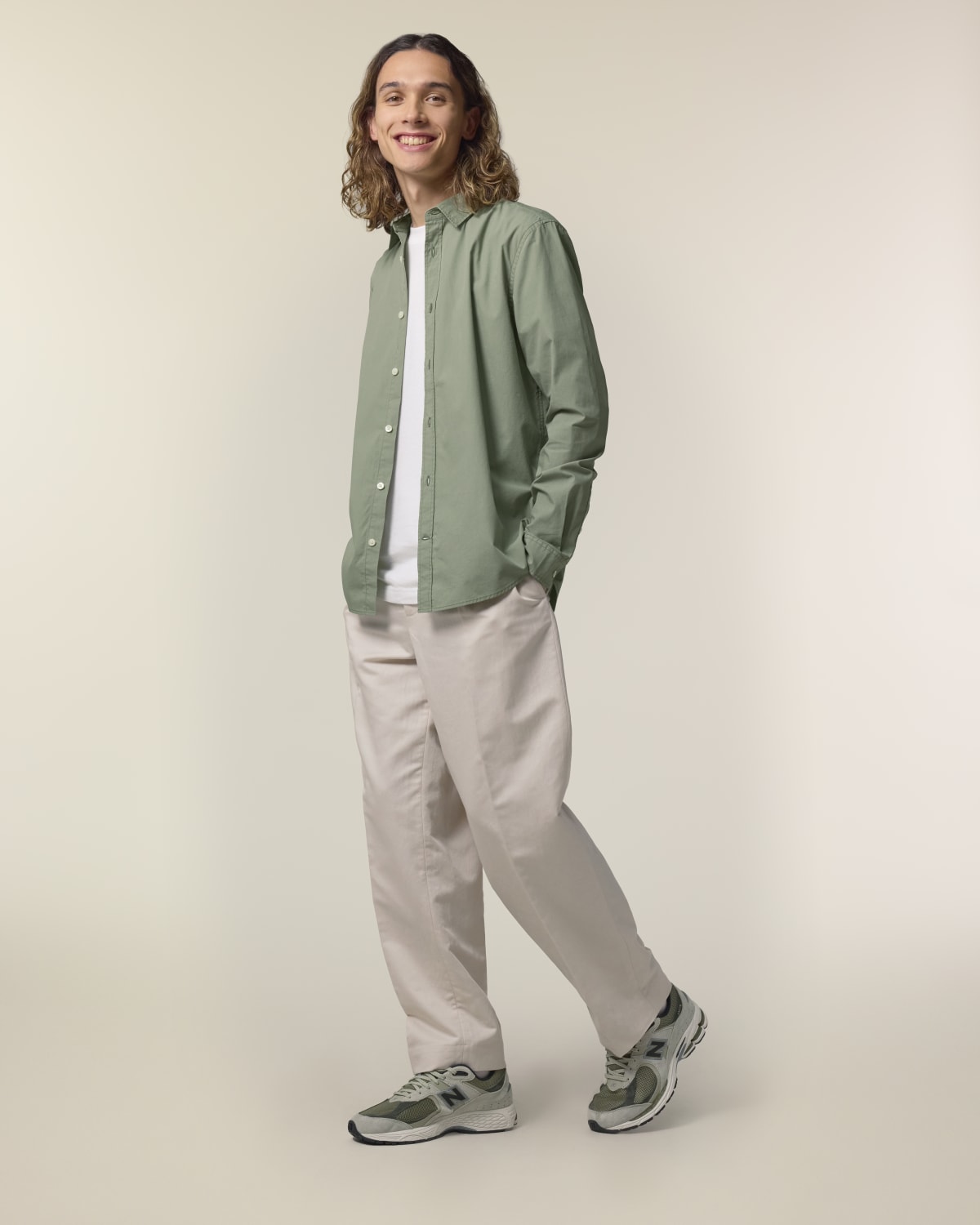 Stanley Stella Stanley Styler Shirt in Soft Khaki – Modellansicht