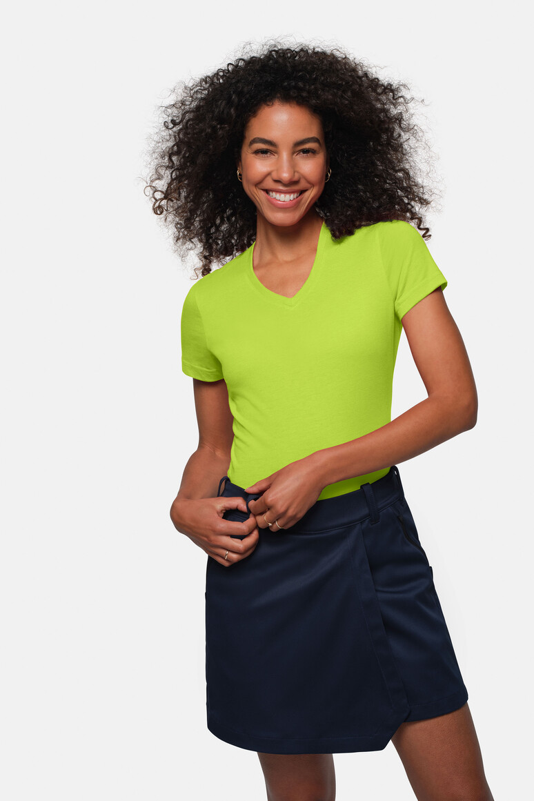 HAKRO 181 Damen V-Shirt MIKRALINAR® in Kiwi – Modellansicht