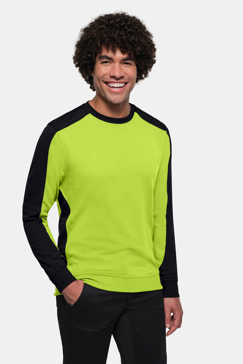 HAKRO 549 Sweatshirt Contrast MIKRALINAR® ECO in Kiwi/Schwarz – Modellansicht