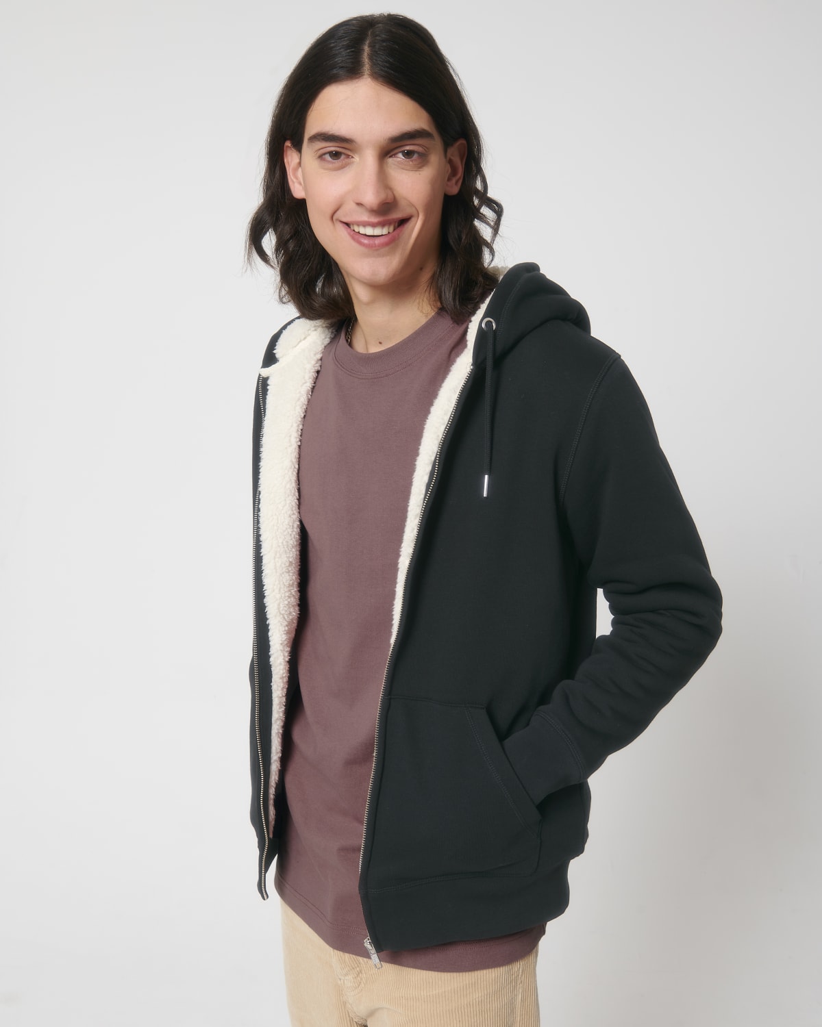 Stanley Stella Hygger Sherpa in Black – Modellansicht
