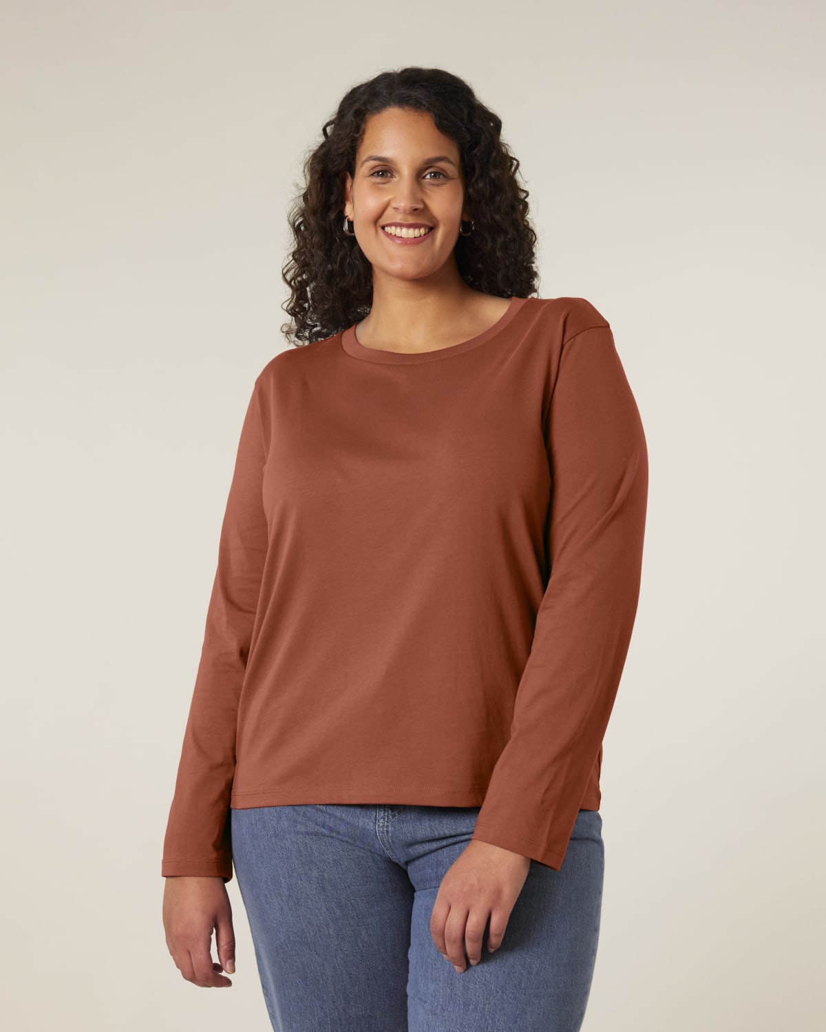 Stanley Stella Stella Muser Long Sleeve in Heritage Brown – Modellansicht