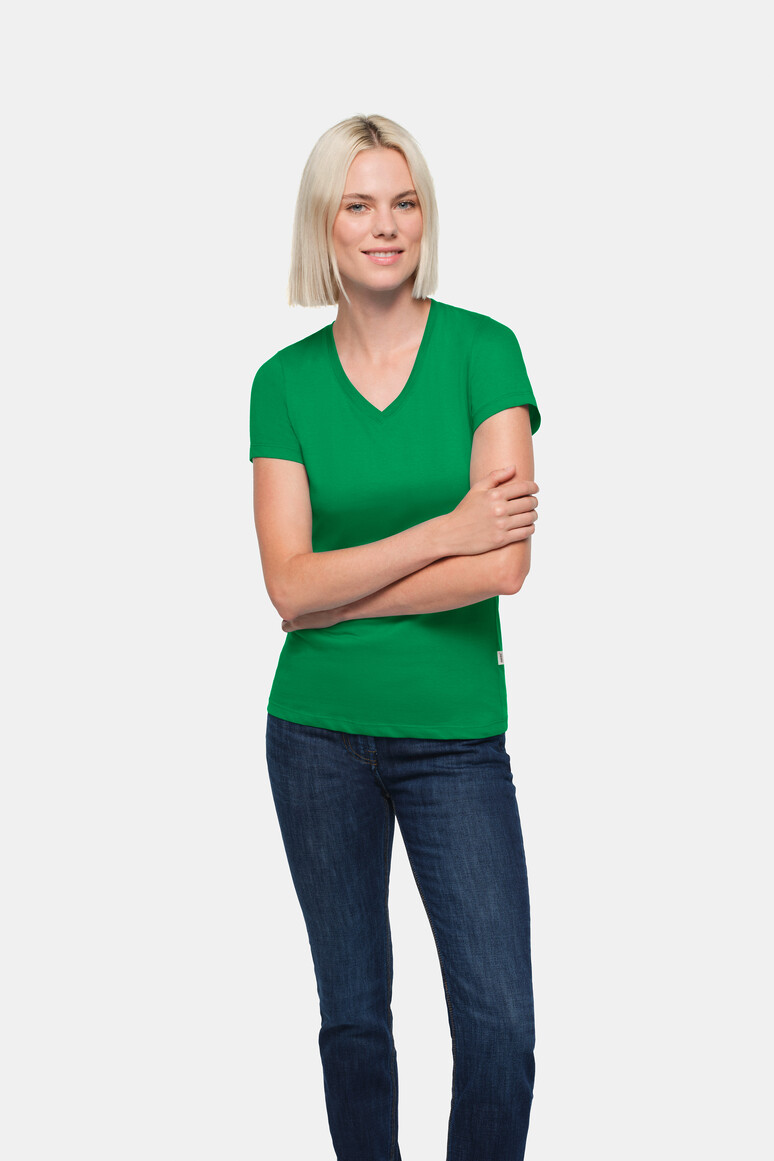 HAKRO 126 Damen V-Shirt Classic in Kellygrün – Modellansicht