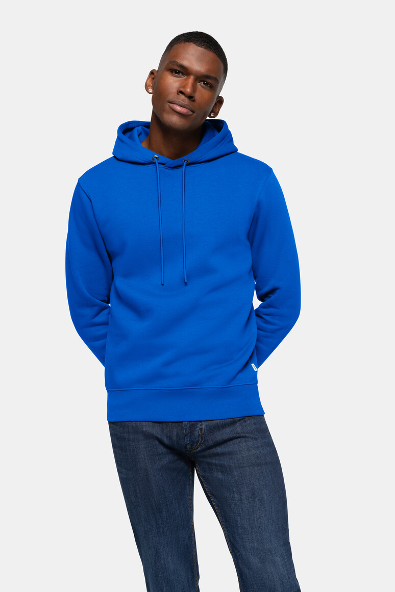 HAKRO 560 Kapuzen-Sweatshirt Bio-Baumwolle in Royalblau – Modellansicht