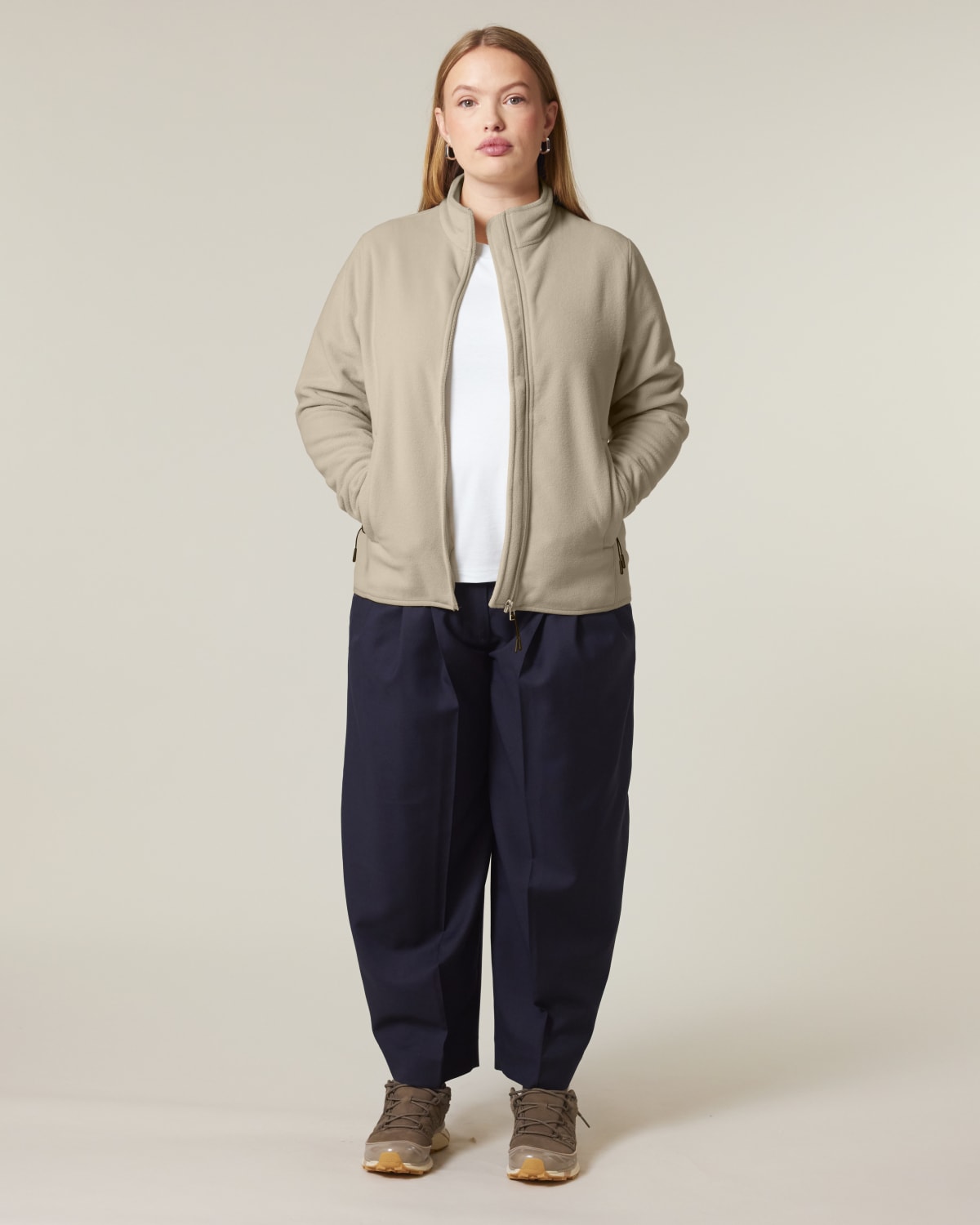Stanley Stella Stella Guider in Desert Dust – Modellansicht
