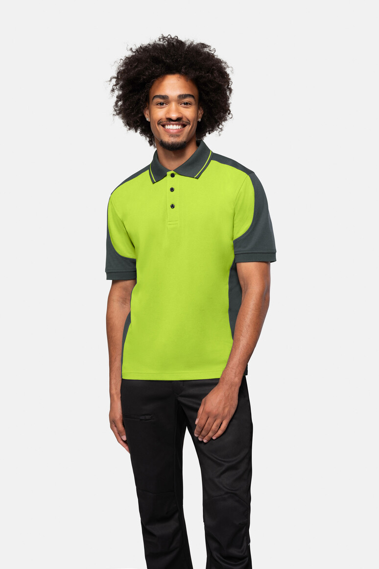 HAKRO 839 Poloshirt Contrast MIKRALINAR® in Kiwi/Anthrazit – Modellansicht