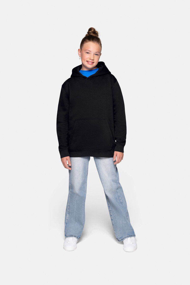HAKRO 562 Kinder Kapuzen-Sweatshirt Bio-Baumwolle in Schwarz – Modellansicht