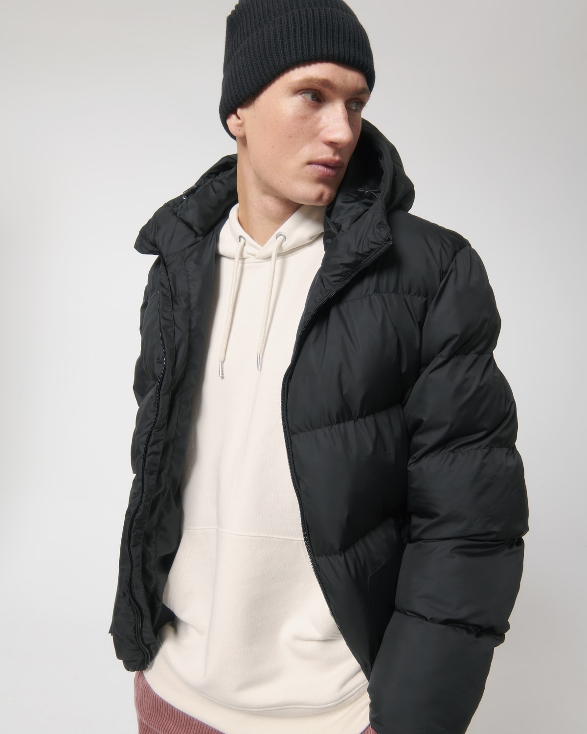 Stanley Stella Puffer in Black – Modellansicht