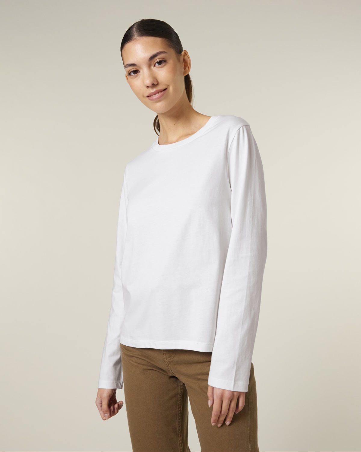 Stanley Stella Stella Muser Long Sleeve in White – Modellansicht