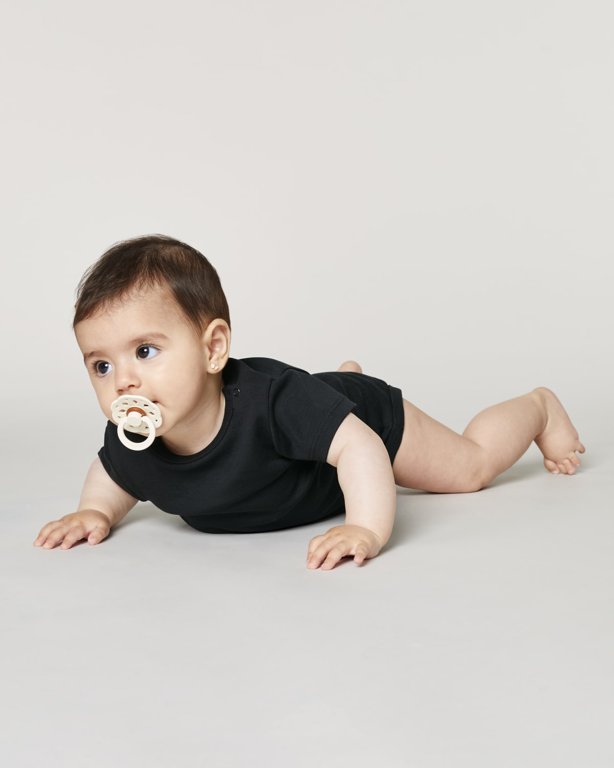 Stanley Stella Baby Body in Black – Modellansicht