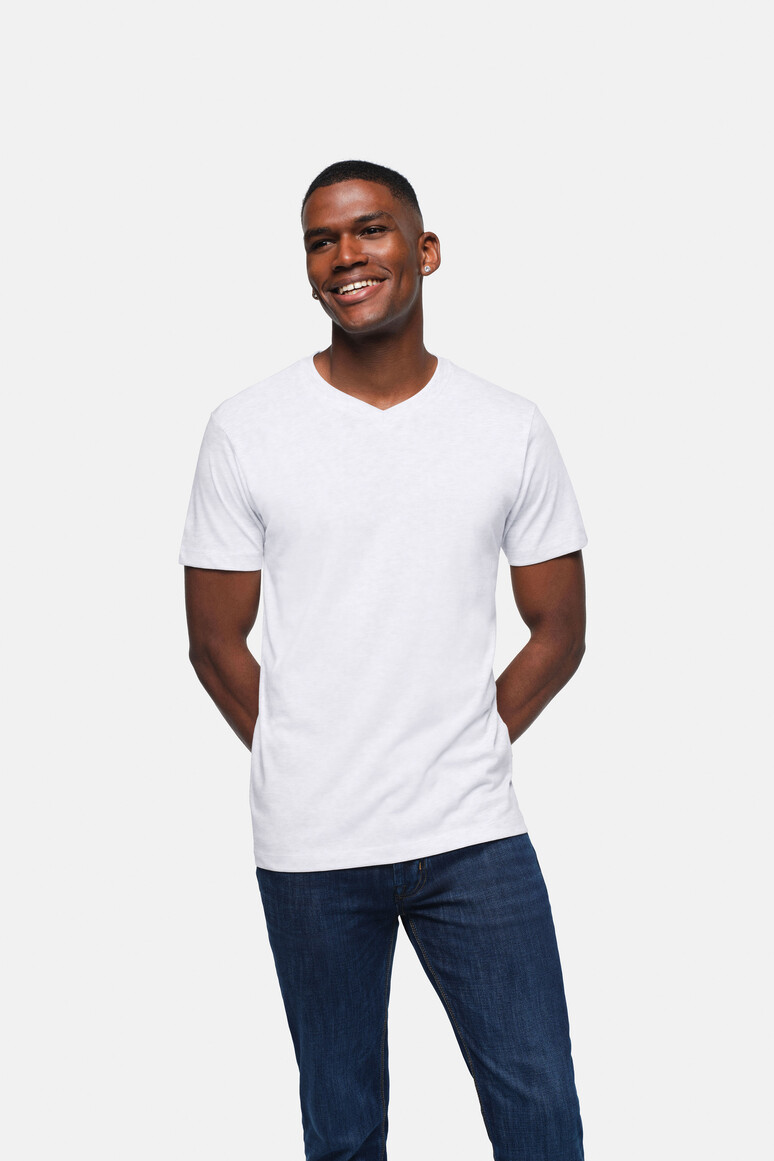 HAKRO 226 V-Shirt Classic in Weiß – Modellansicht