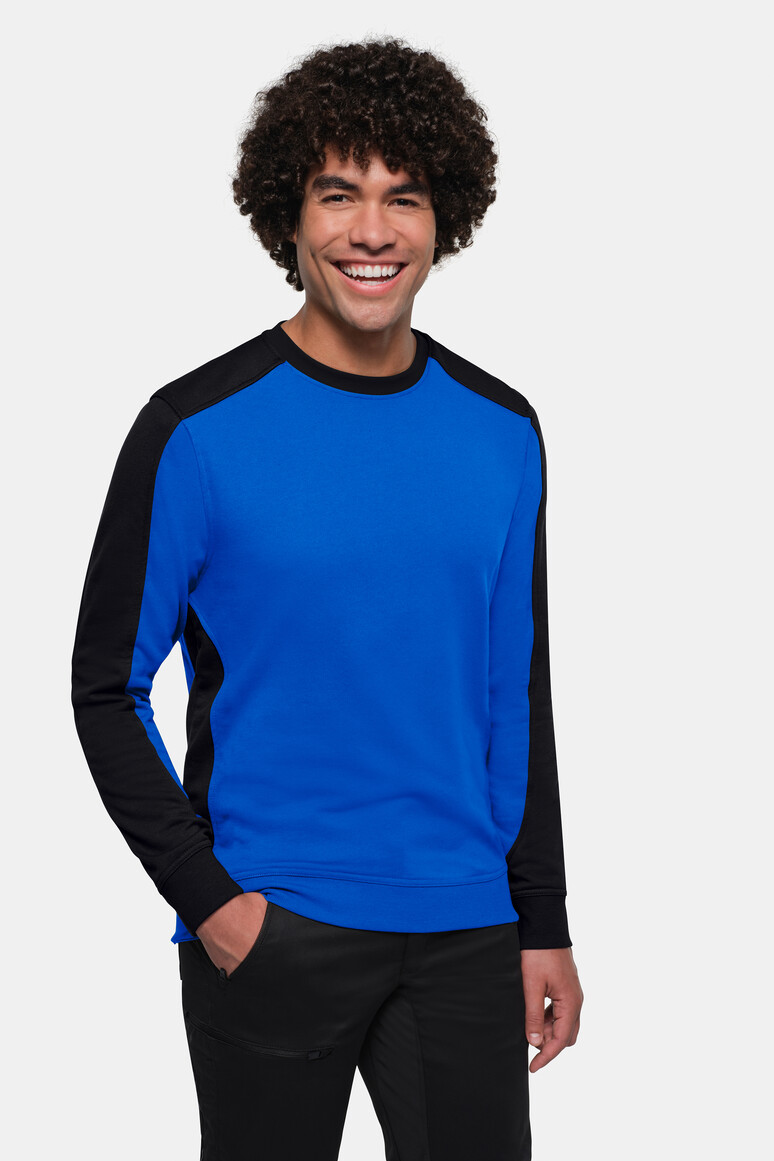 HAKRO 549 Sweatshirt Contrast MIKRALINAR® ECO in Royalblau/Schwarz – Modellansicht