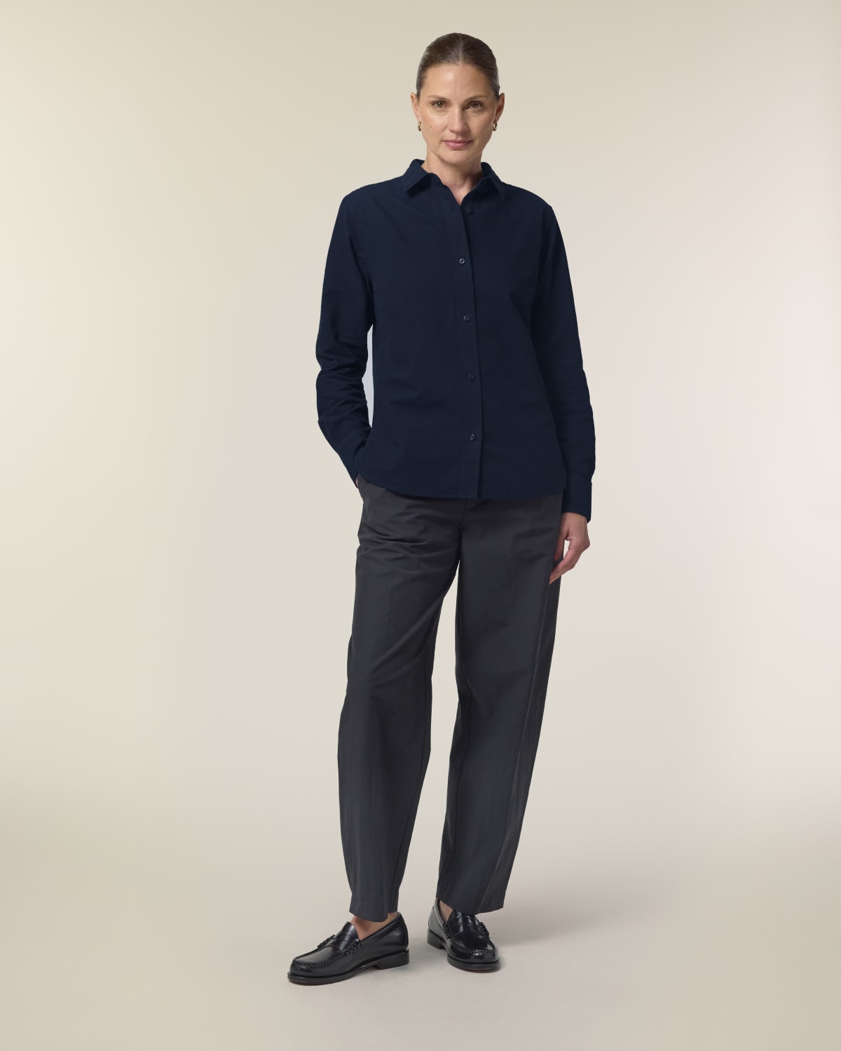Stanley Stella Stella Oxford Shirt in French Navy – Modellansicht