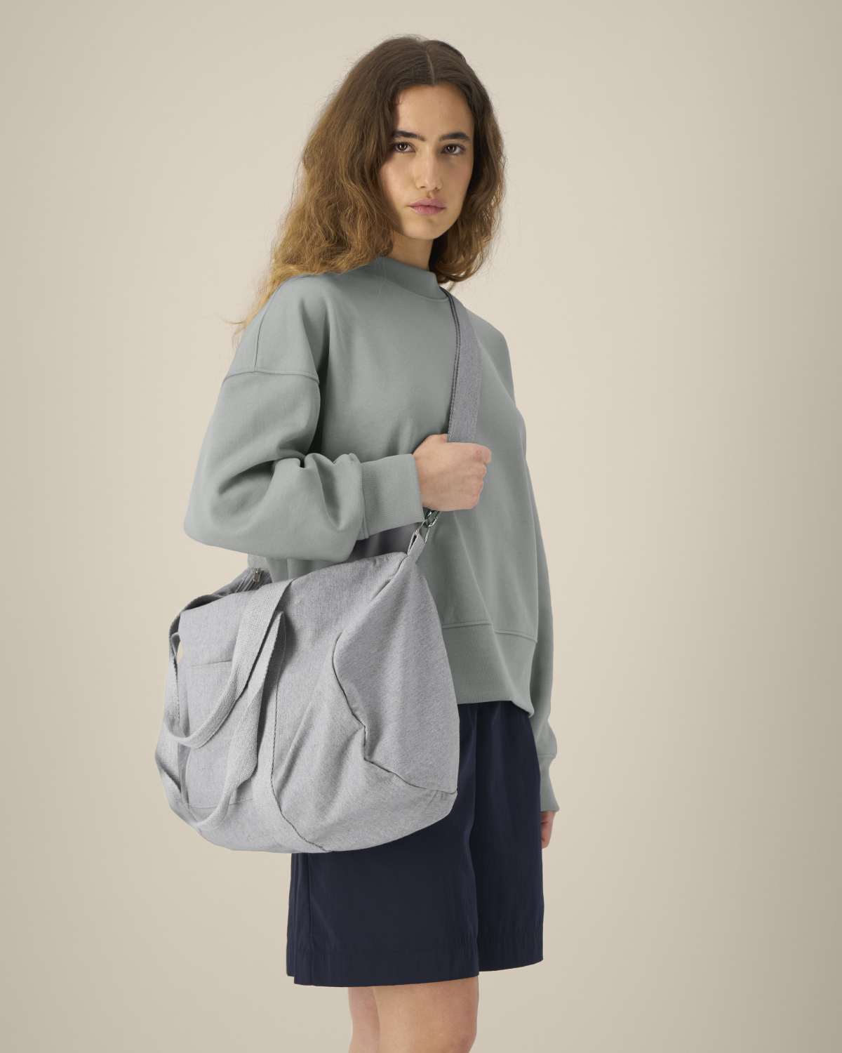 Stanley Stella Duffle Bag in Heather Grey – Modellansicht