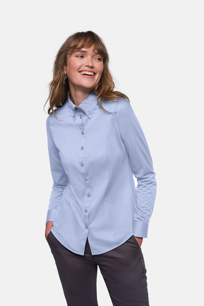HAKRO 129 Bluse Natural Stretch in Ozeanblau – Modellansicht