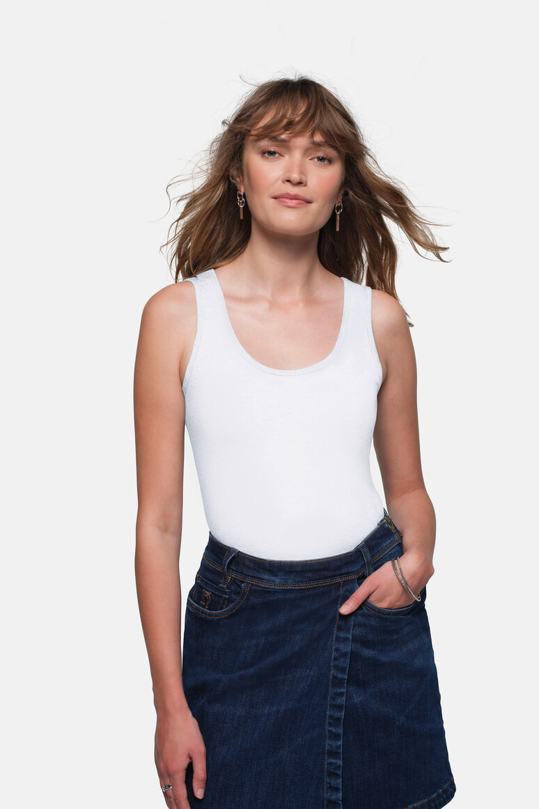 HAKRO 159 Damen Tank-Top Classic in Weiß – Modellansicht