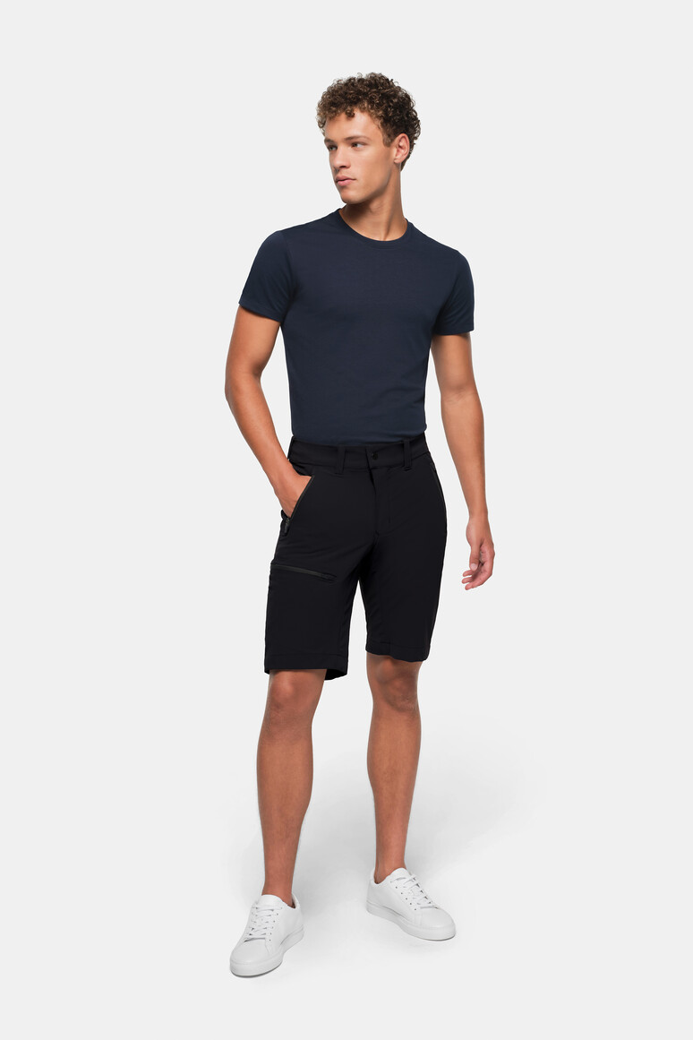 HAKRO 743 Funktionsshorts X-Stretch in Schwarz – Modellansicht