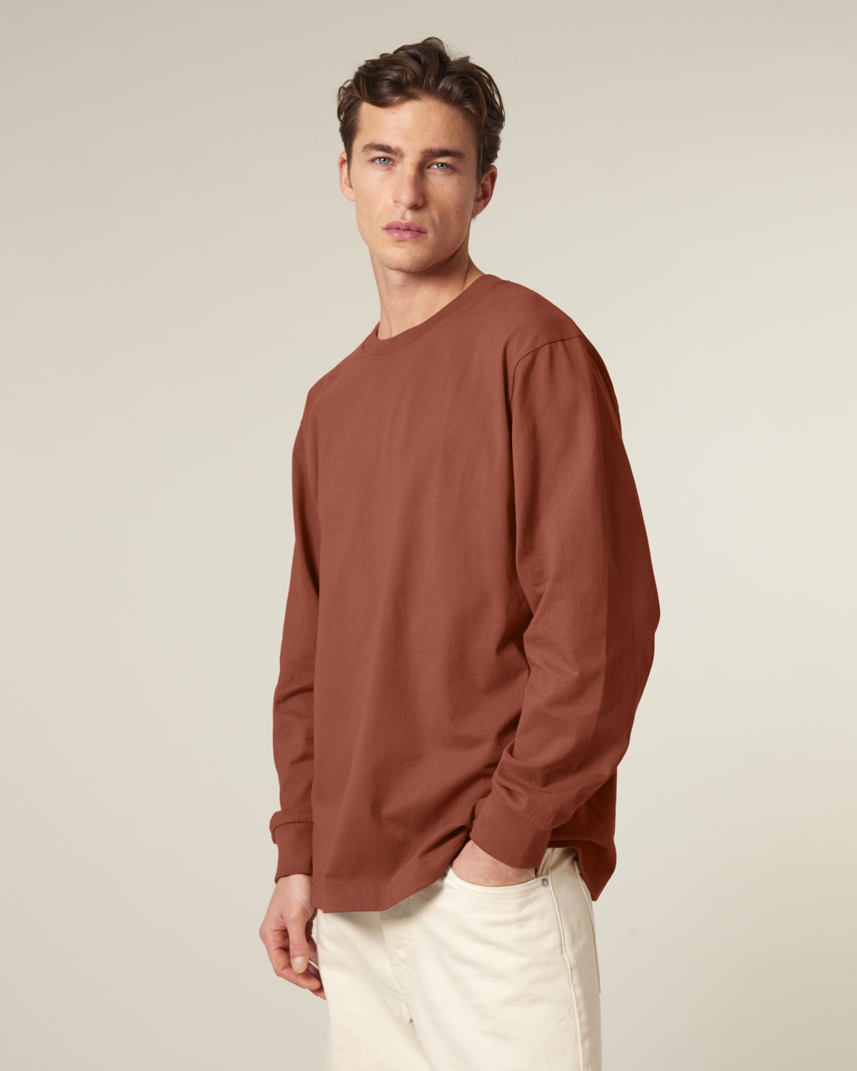 Stanley Stella Freestyler Long Sleeve in Heritage Brown – Modellansicht