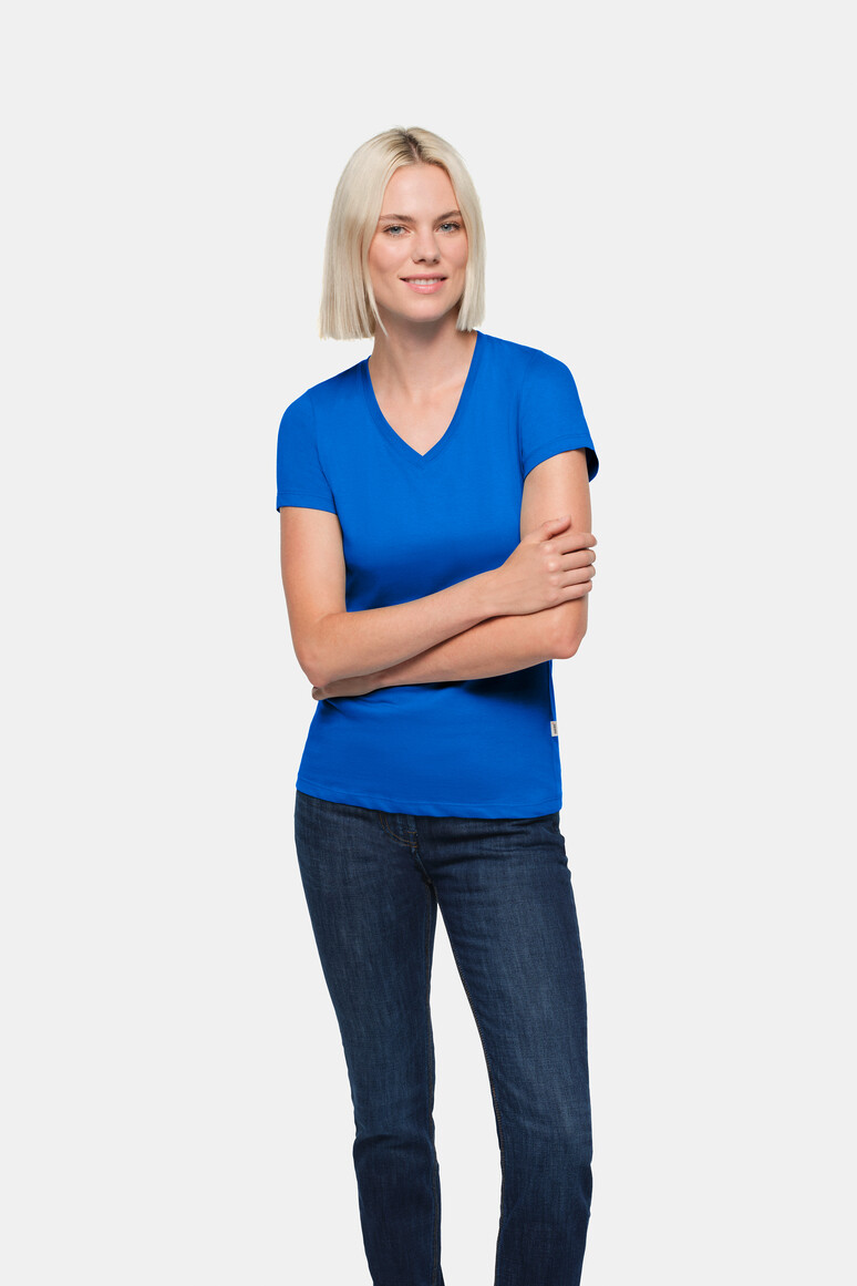 HAKRO 126 Damen V-Shirt Classic in Royalblau – Modellansicht