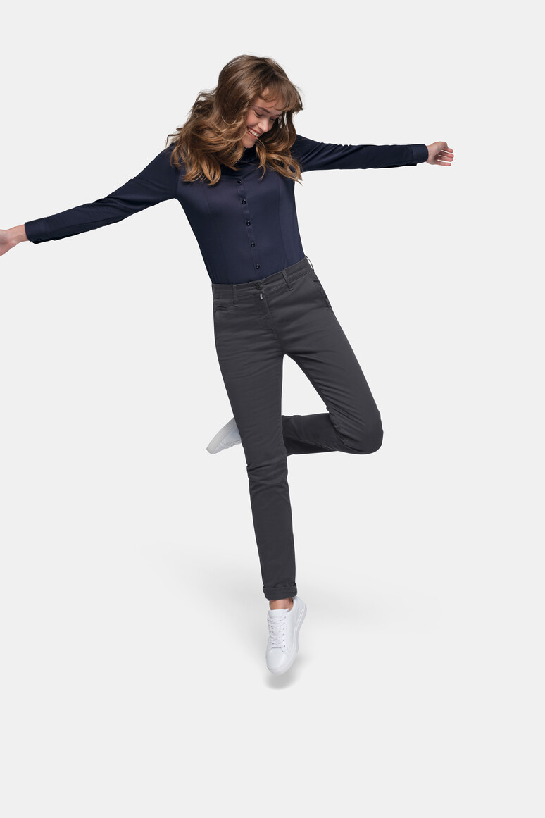HAKRO 706 Damen Chinohose X-Stretch in Karbongrau – Modellansicht