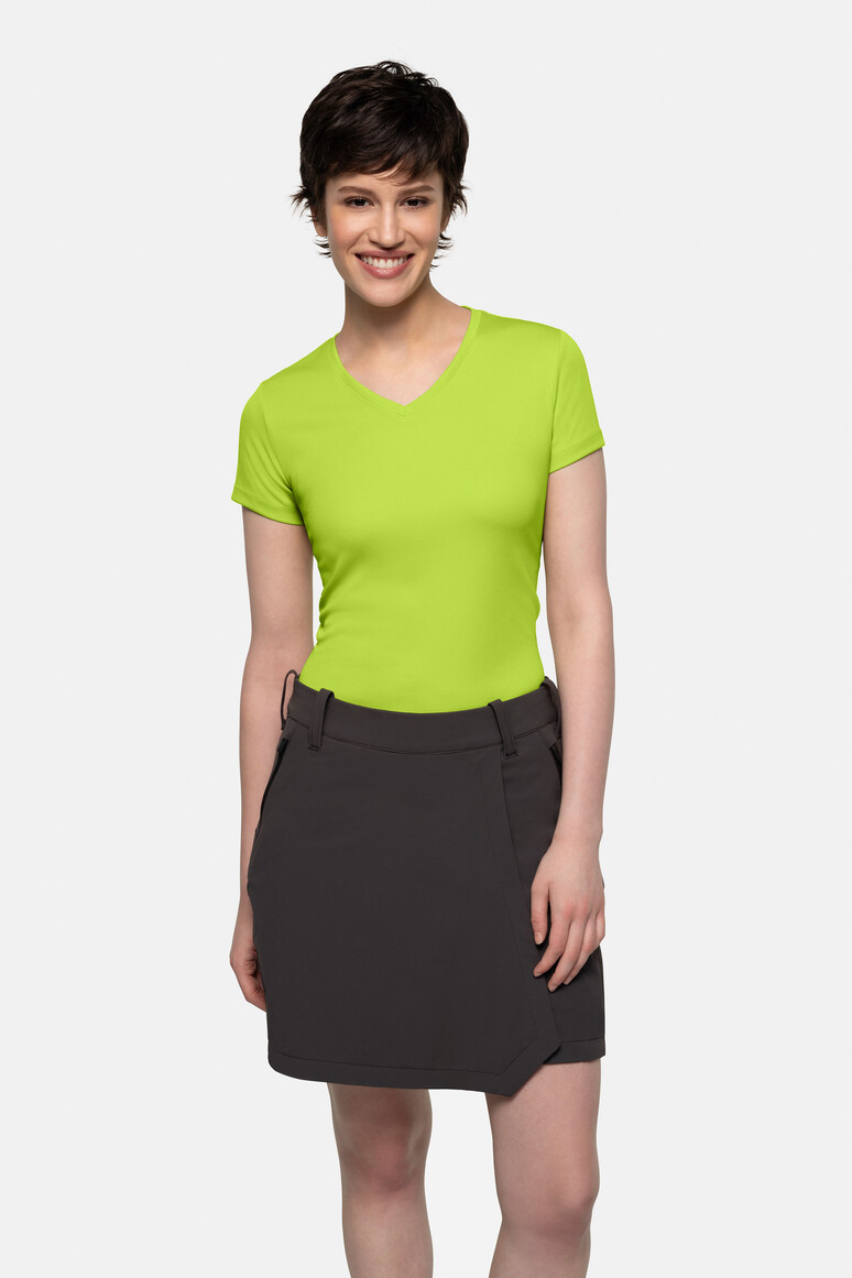 HAKRO 187 Damen V-Shirt COOLMAX® ECO in Kiwi – Modellansicht