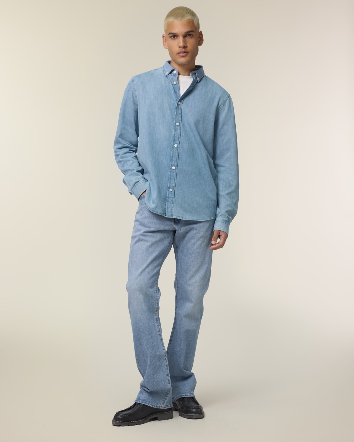 Stanley Stella Stanley Denim Shirt in Light Wash – Modellansicht