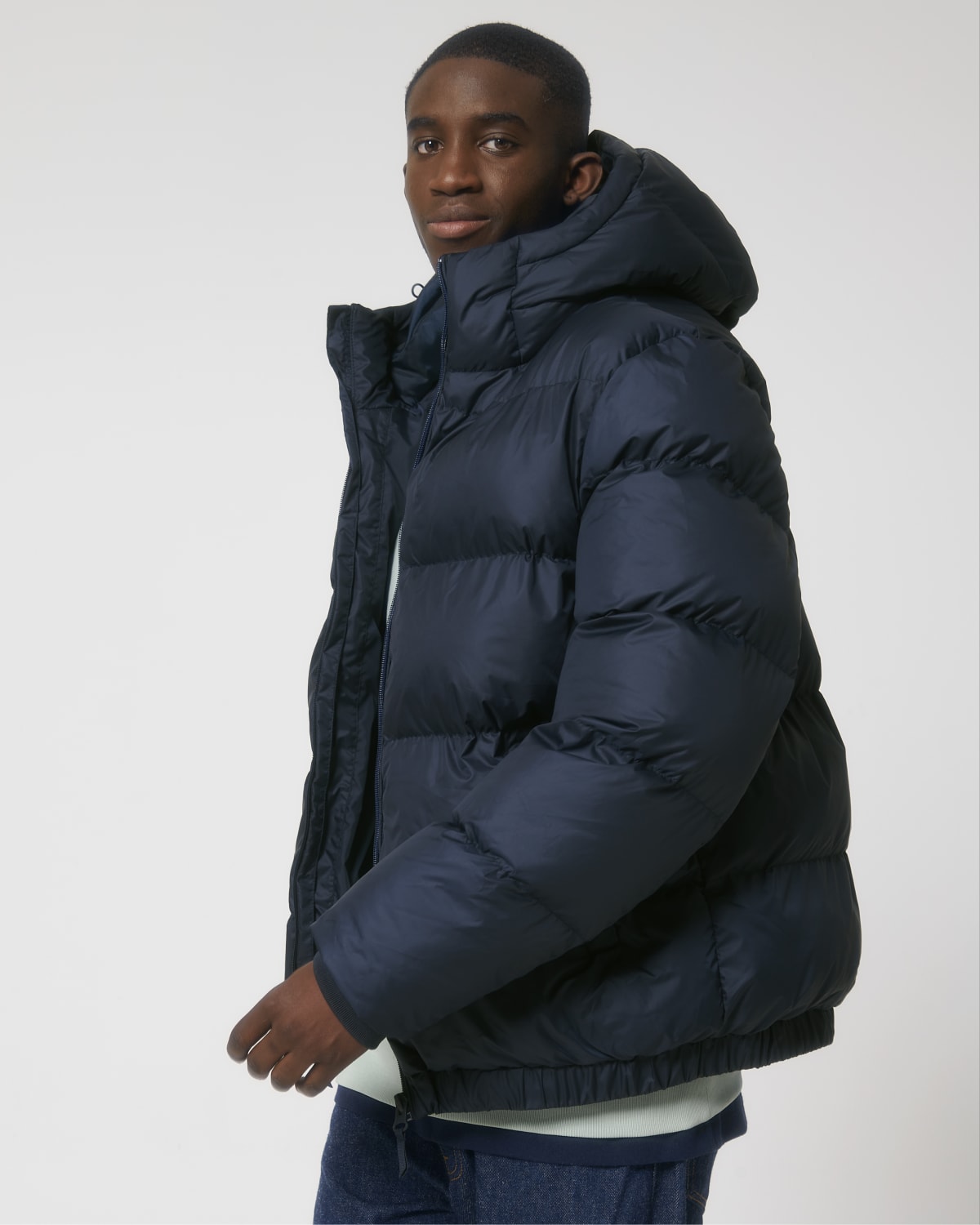 Stanley Stella Puffer in French Navy – Modellansicht