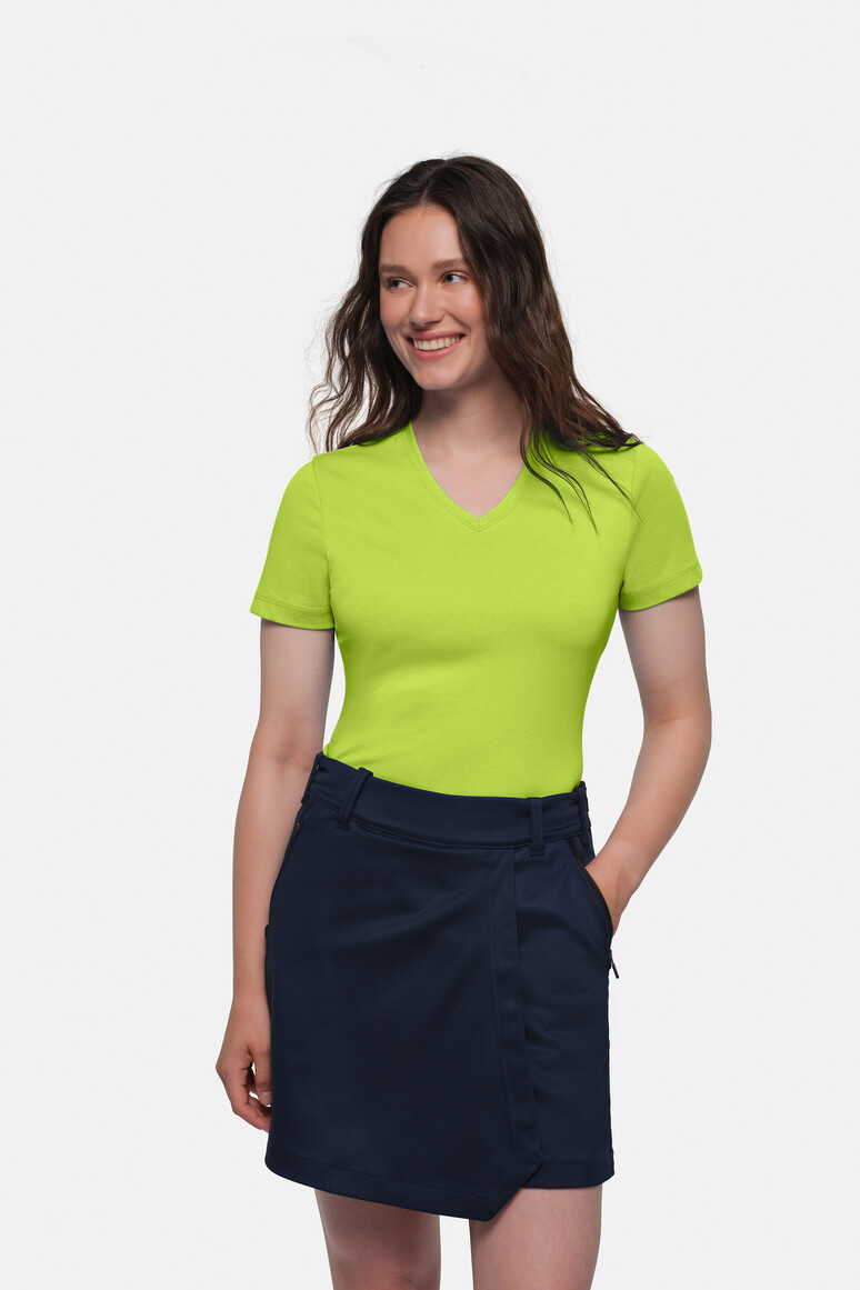 HAKRO 169 COTTON TEC® Damen V-Shirt in Kiwi – Modellansicht