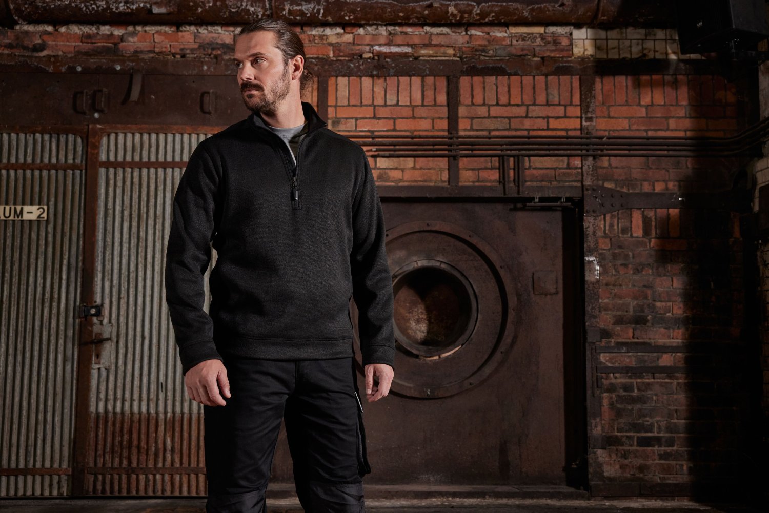 Daiber Men's Knitted Workwear Fleece Half-Zip - STRONG - in Black/Black – Modellansicht