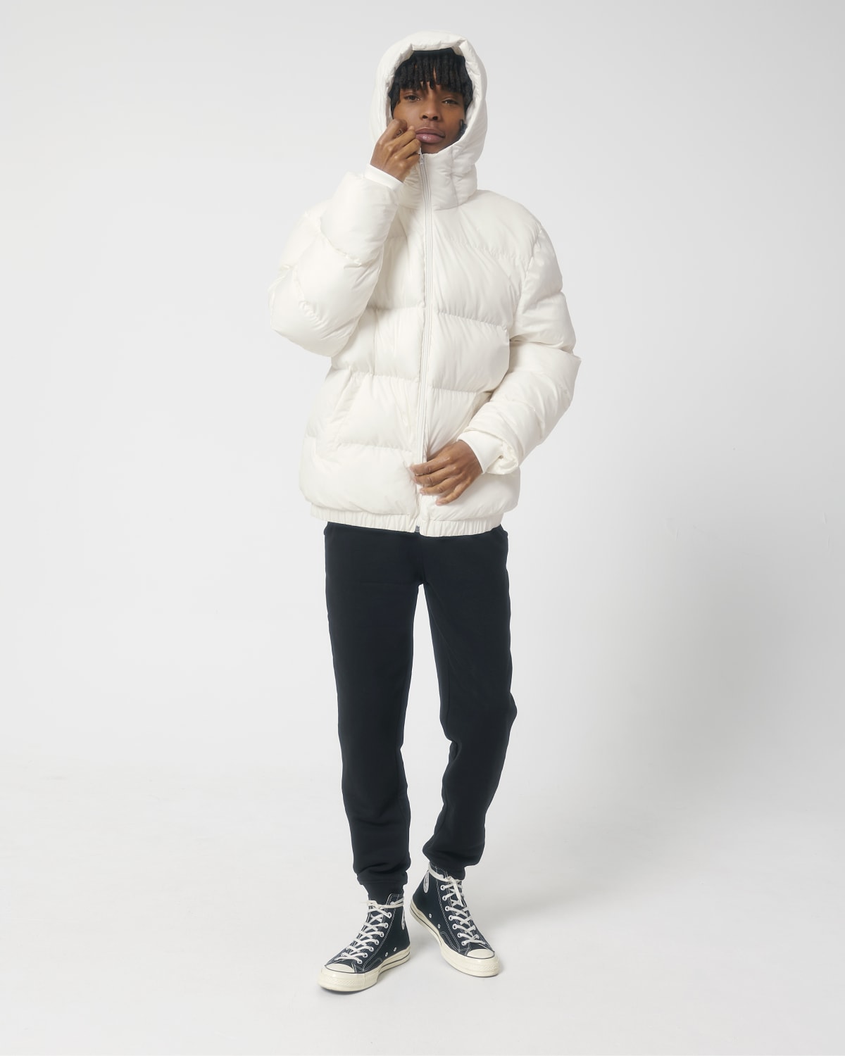 Stanley Stella Puffer in Off White – Modellansicht