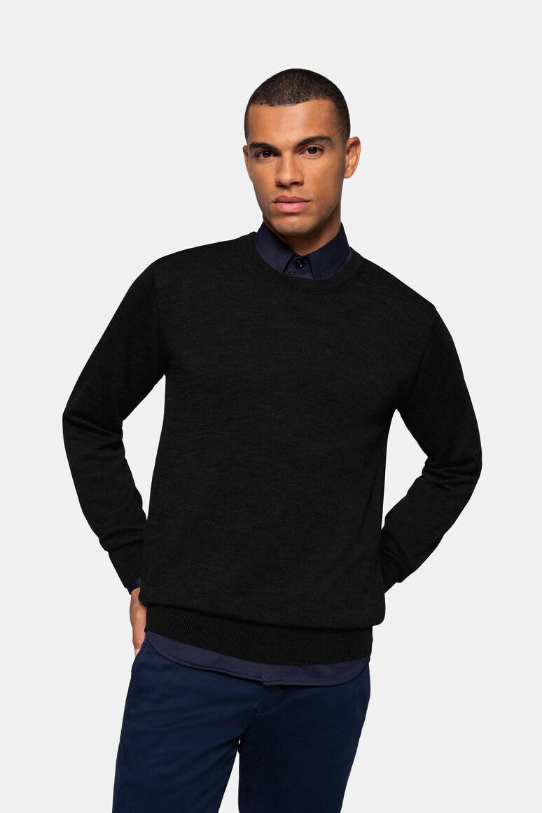 HAKRO 156 Pullover Merino-Wolle in Schwarz – Modellansicht