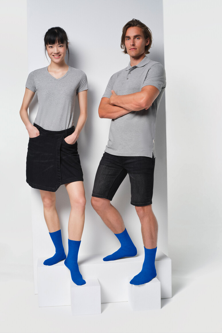 HAKRO 975 Socken Essentials in Royalblau – Modellansicht