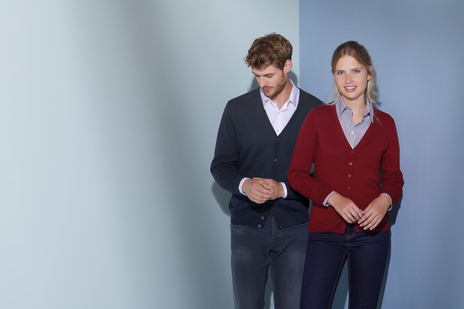 Daiber Men's V-Neck Cardigan in Navy – Modellansicht