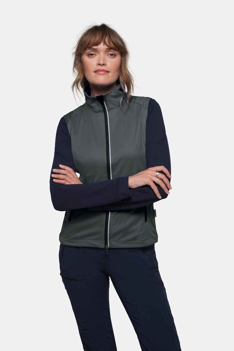 HAKRO 254 Damen Light-Softshellweste in Anthrazit – Modellansicht