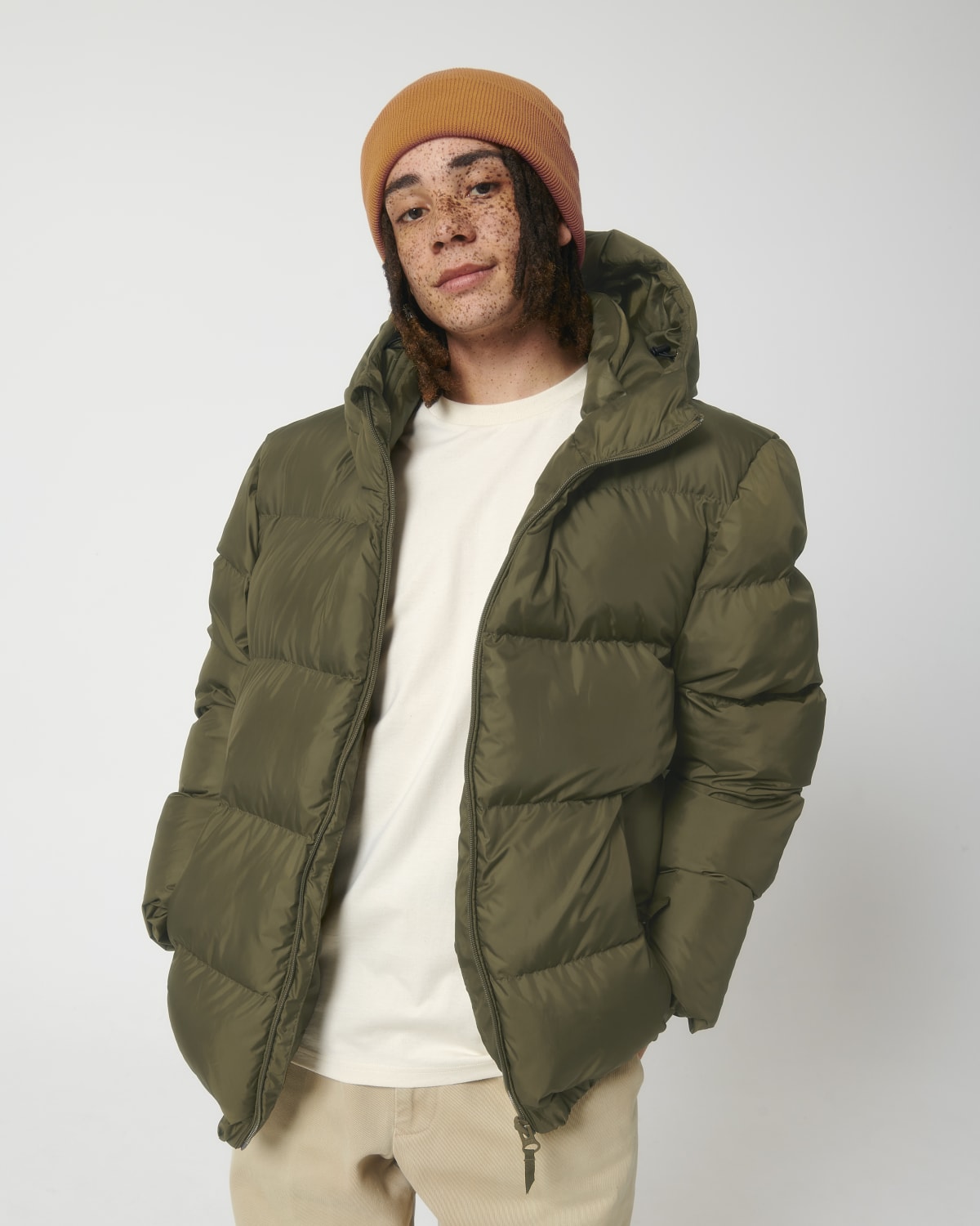 Stanley Stella Puffer in British Khaki – Modellansicht