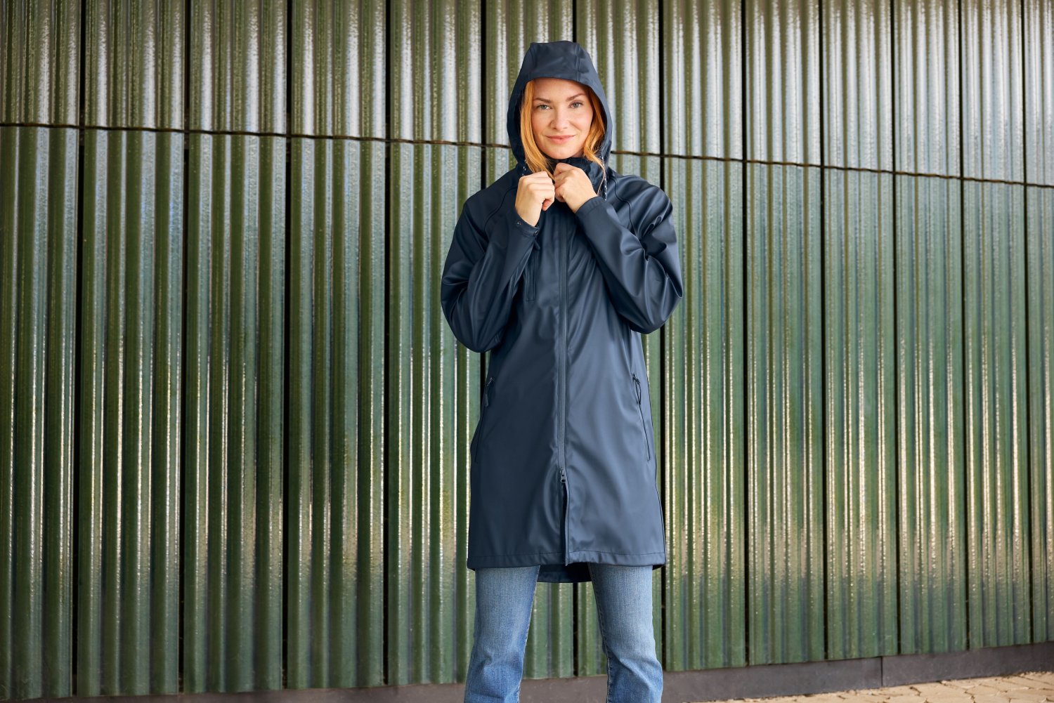 Daiber Raincoat Unisex in Navy – Modellansicht